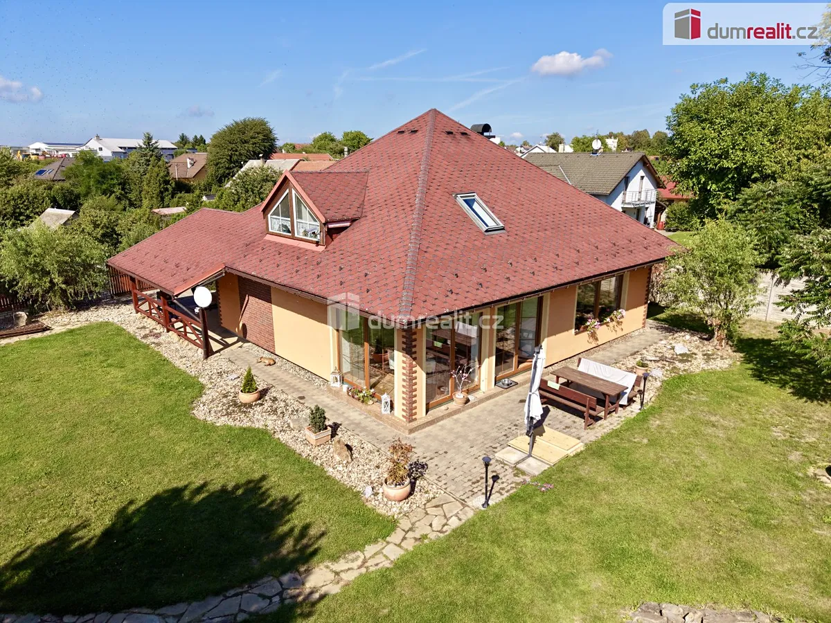 Prodej rodinného domu 200 m², pozemek 2055 m²